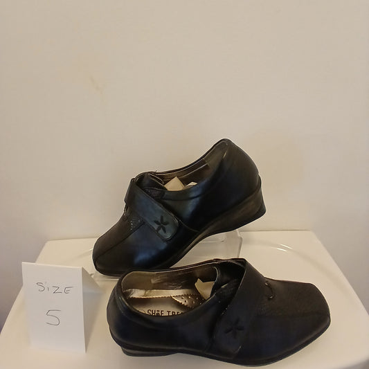 black wide fitting shoe available from erikasfashionandbridal clearance website