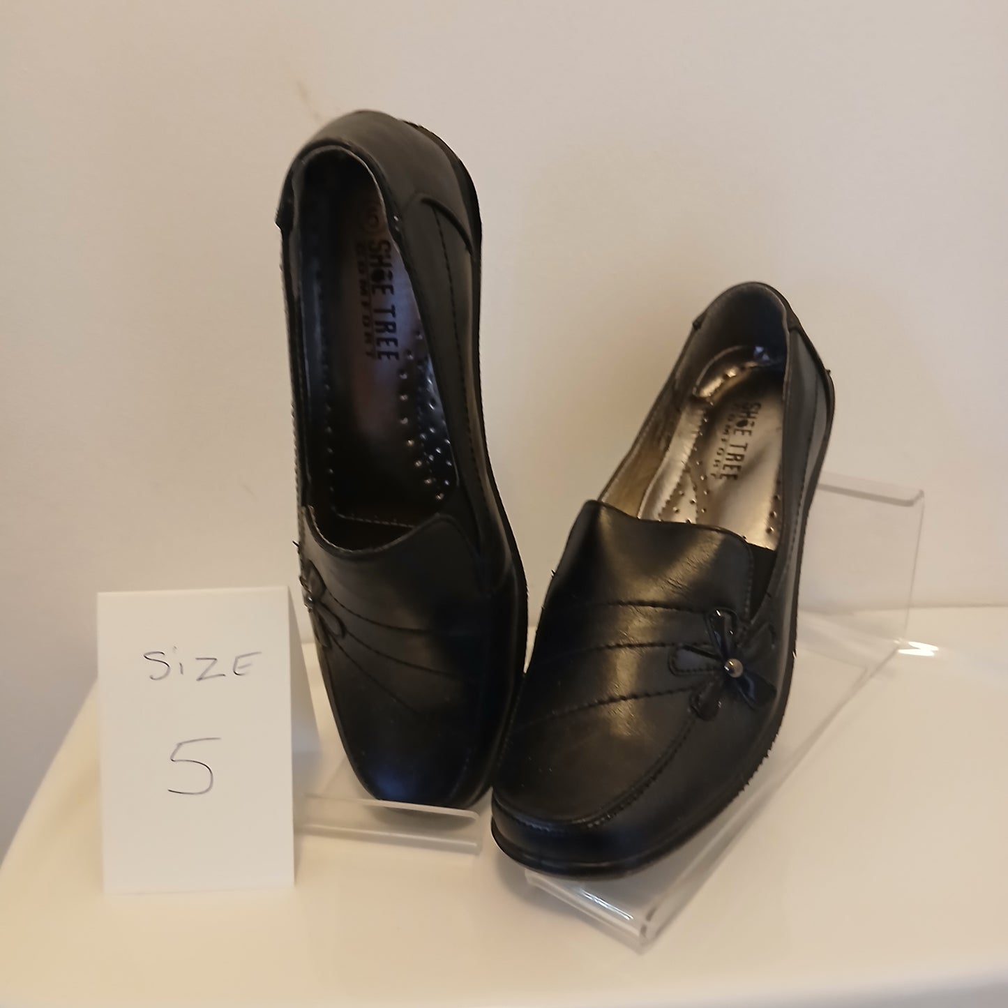 Black Daisy motif Comfort shoe
shoe tree brand size 5 on sale erikasfashionandbridal.com