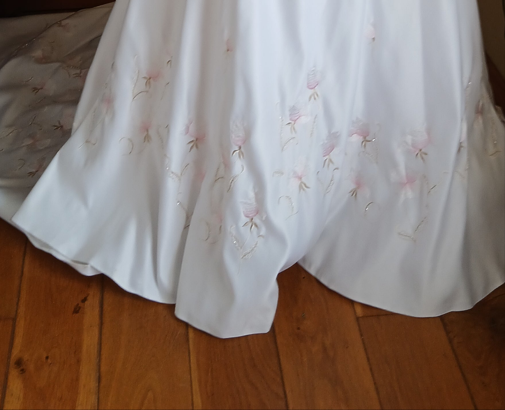 flower detail on hem and train
