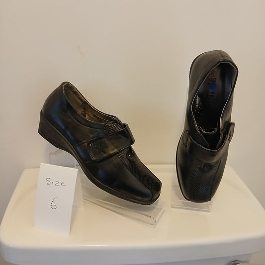 Black Comfort shoe in Black size 6 with velcro closure