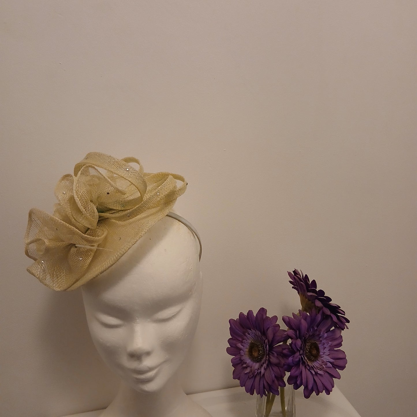 Fascinator gorda in neutral colour