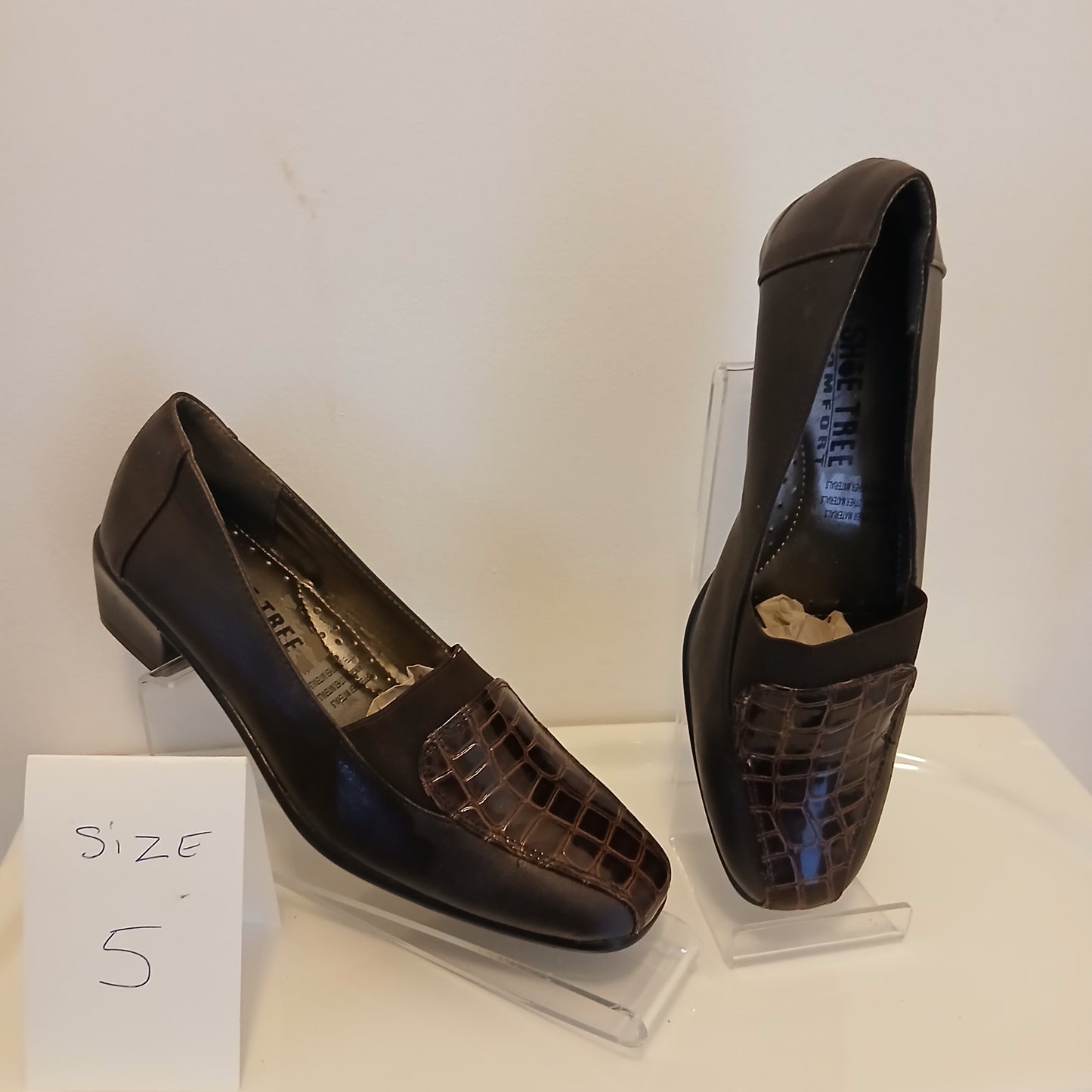 Comfort Shoes in Brown - Size 5
