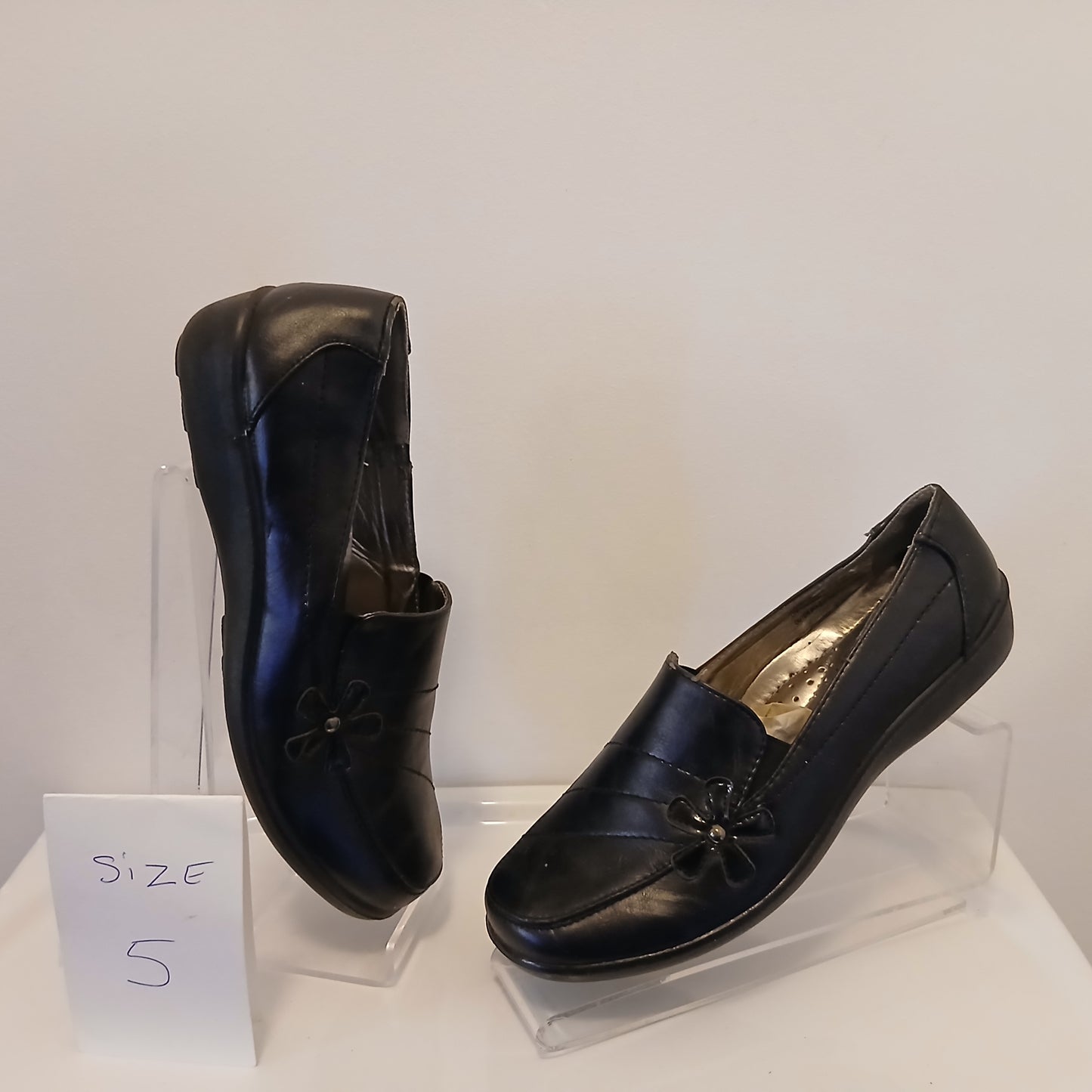 Black Comfort daisy shoe in size 5