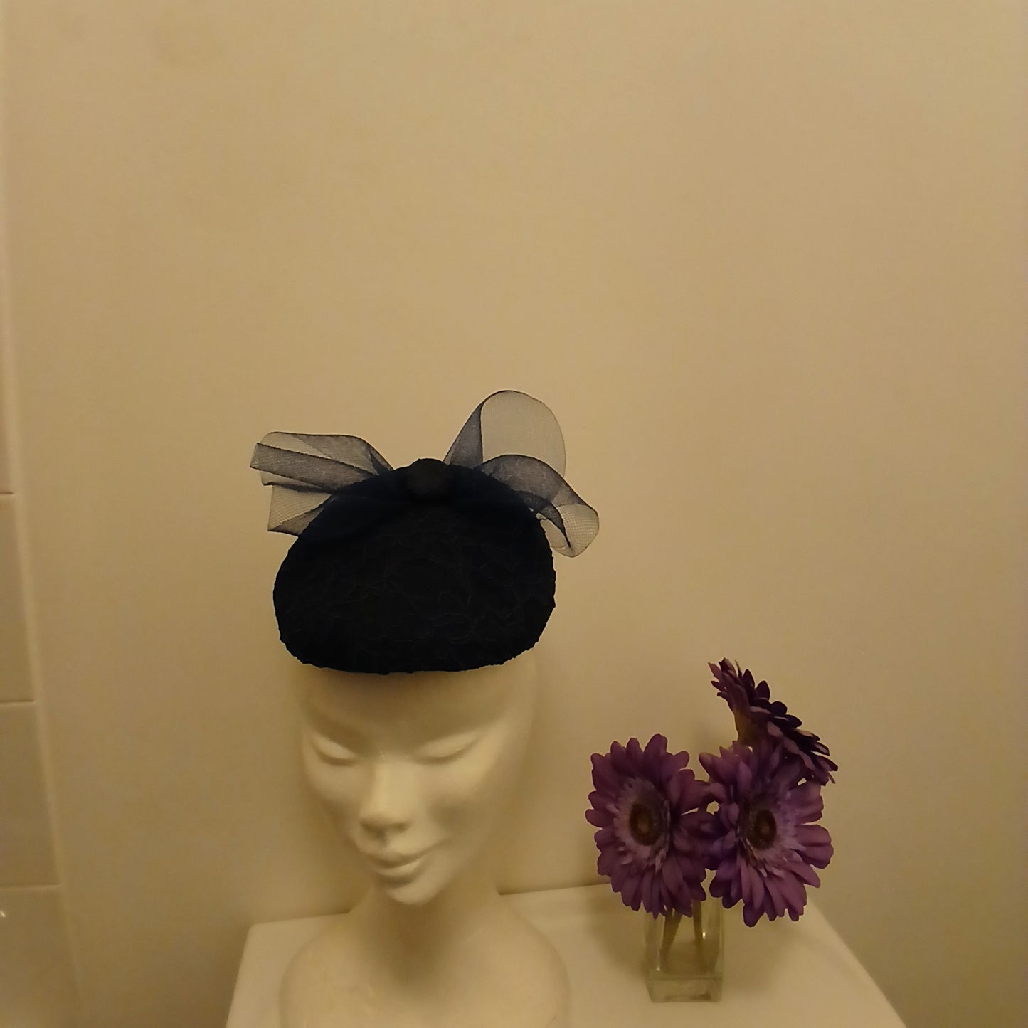 Fascinator marra, navy pill box style hat