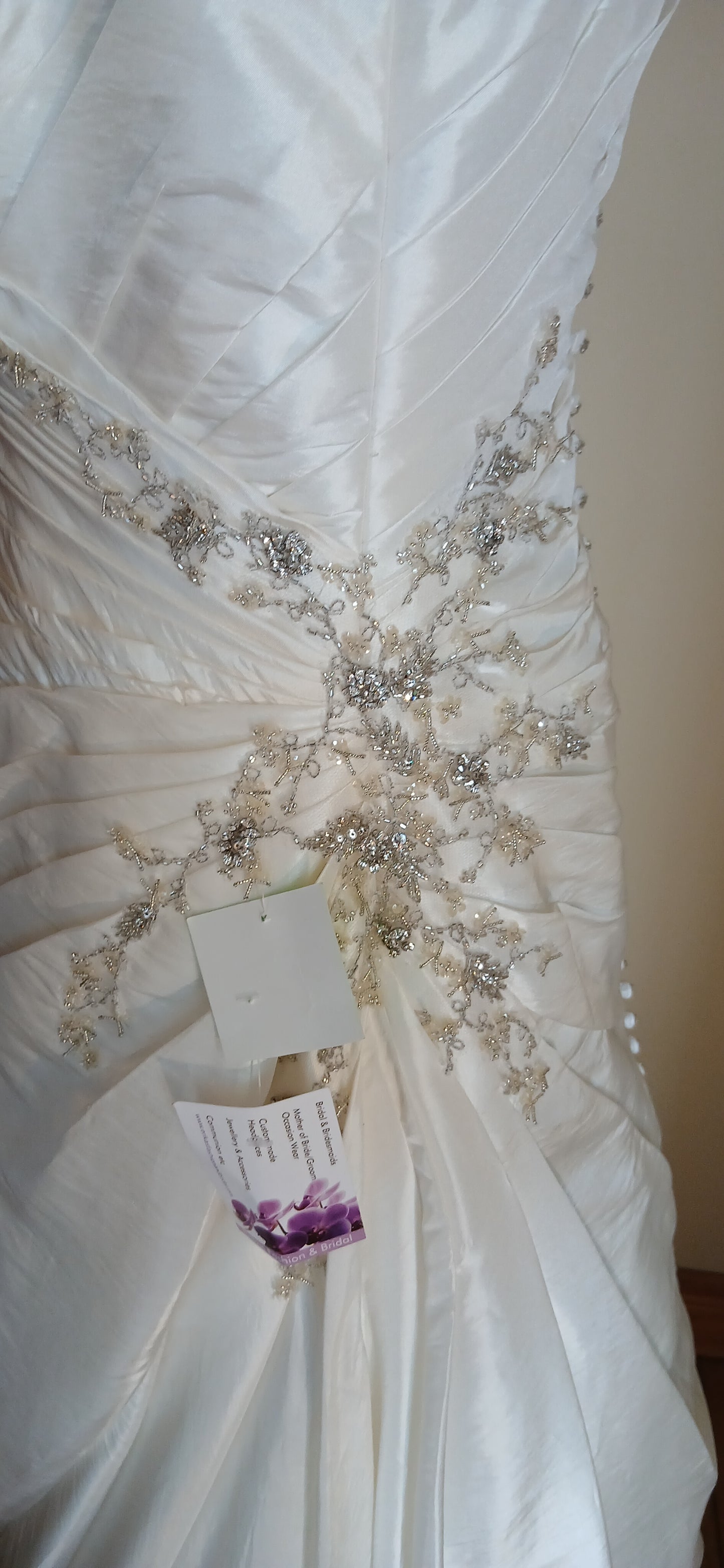embroidered motif with crystals and diamote