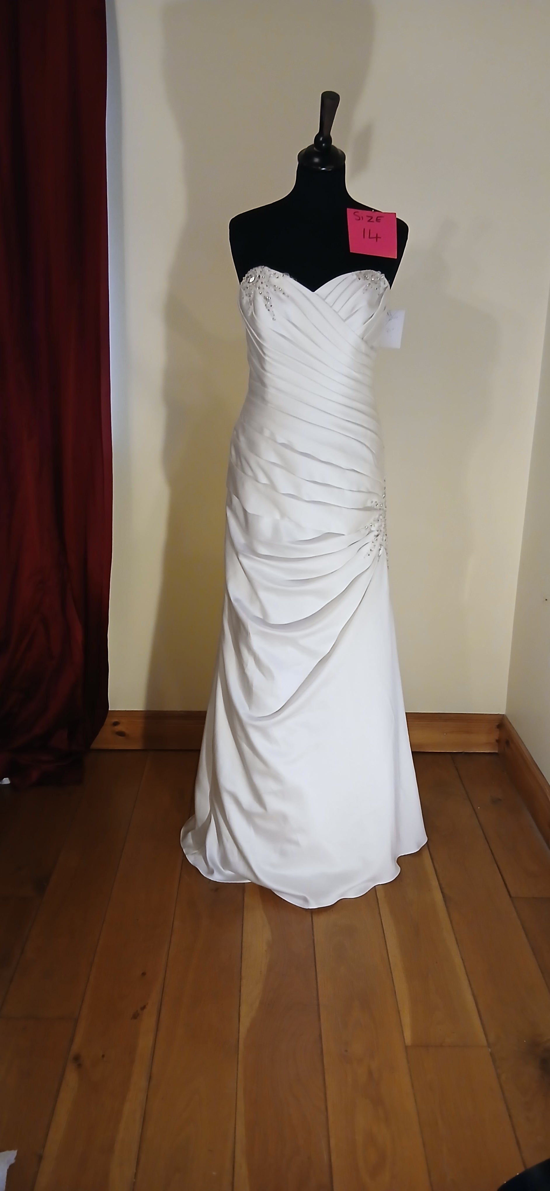  With its delicate ivory hue and luxurious satin fabric, it's the perfect blend of sophistication and romance. Don't miss out on this clearance sale - grab your dream dress for just €600!