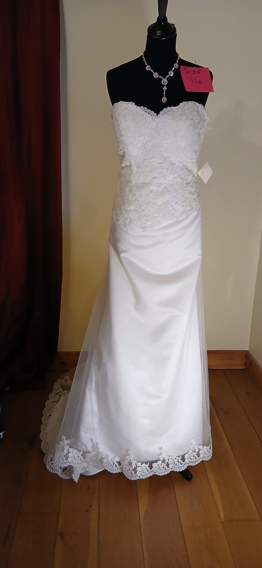 Size 14 ivory corset back lace and tulle dress with lace edge on train. This exquisite wedding dress features a delicate balance of lace and tulle, creating a romantic and ethereal look. The corset back adds a touch of elegance and sophistication, making it a perfect choice for any bride-to-be.