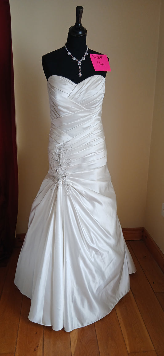  size 14. This contemporary bridal a sleek silhouette, and a touch of elegance that defines today's bride. 