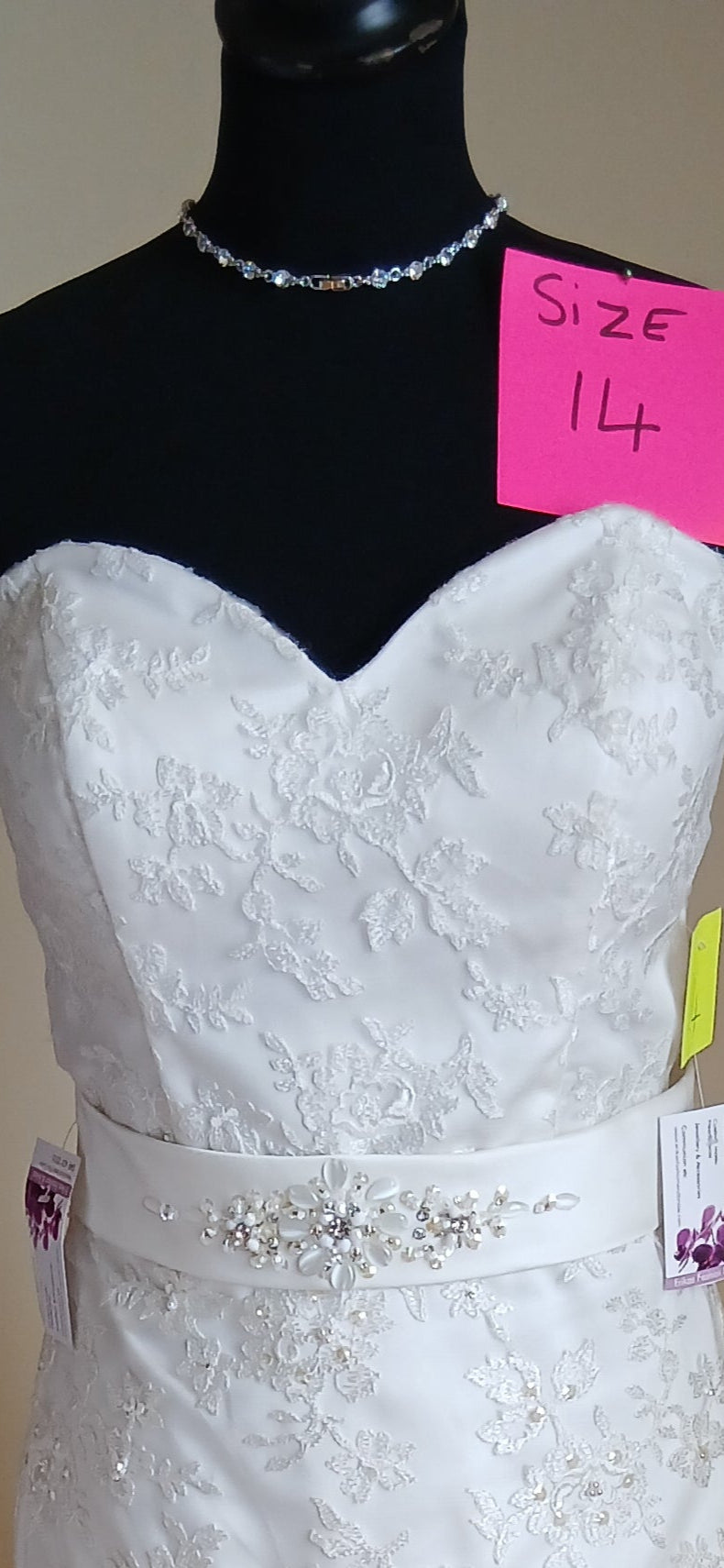  The jewelled belt accentuates the waist creating a flattering silhouette. The 