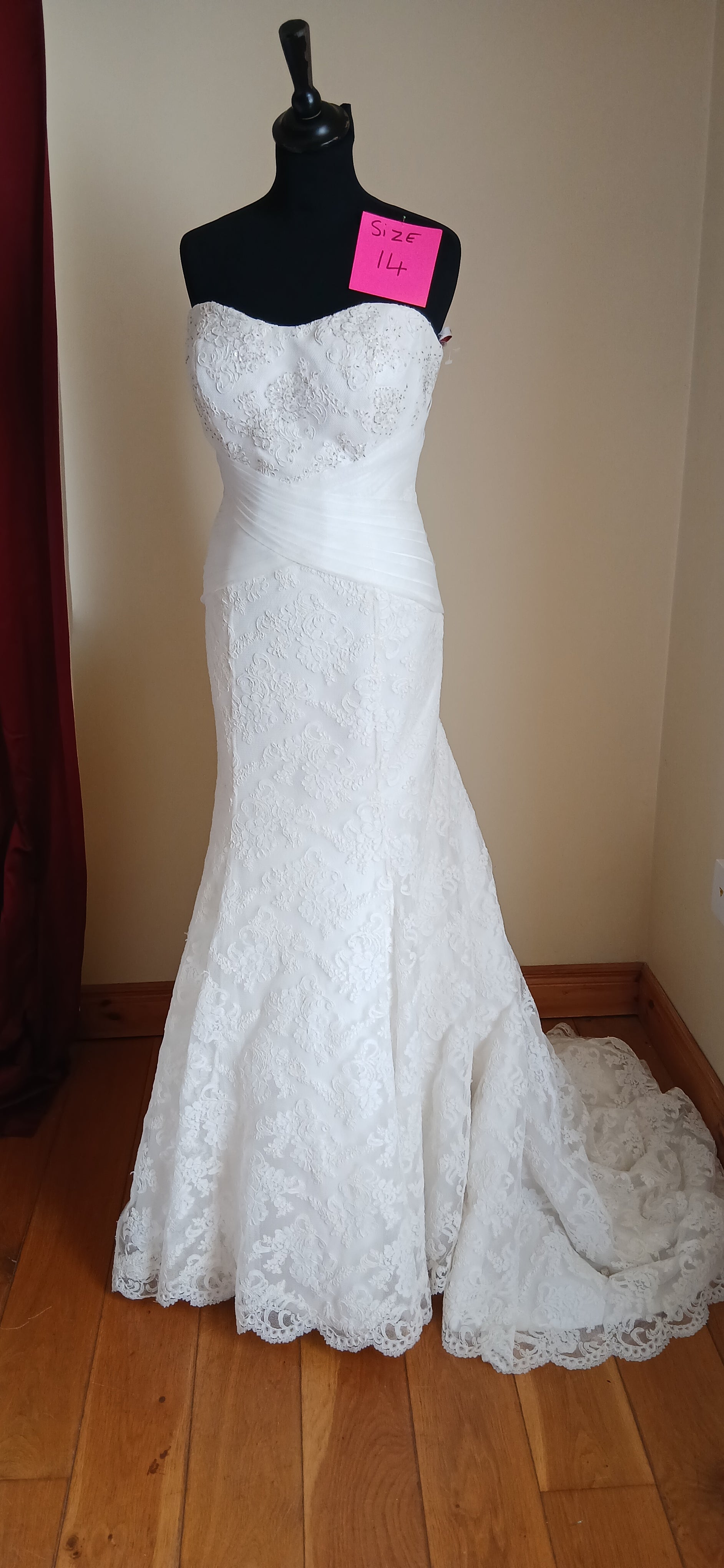  wedding dress Zara, with stunning lace and fitted look