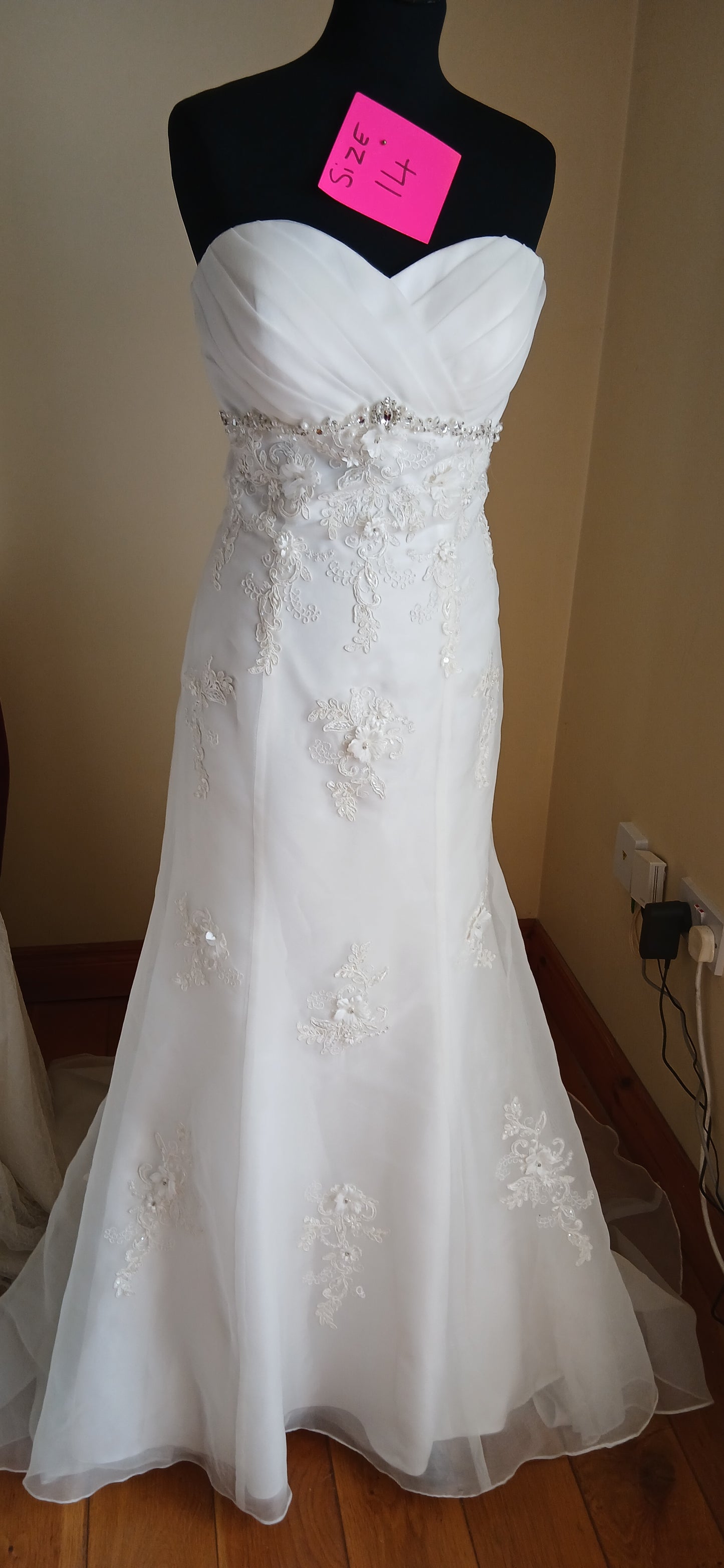  mermaid silhouette wedding dress. This figure-hugging gown exudes elegance and glamour,