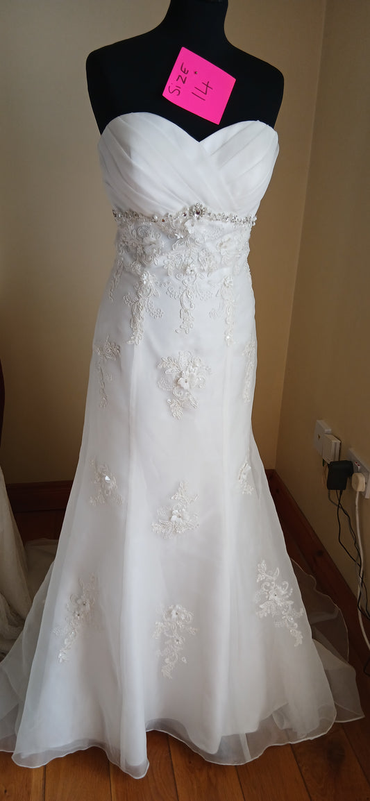  mermaid silhouette wedding dress. This figure-hugging gown exudes elegance and glamour,
