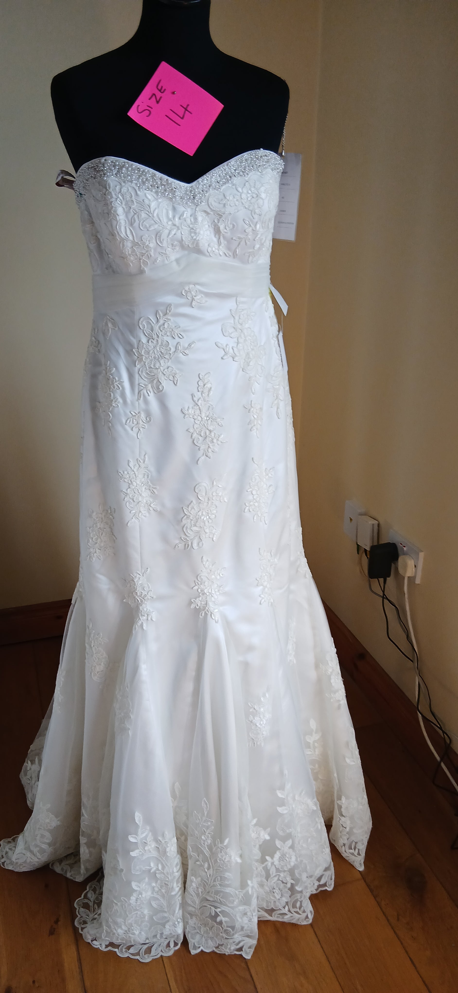 testament to romantic style, with its delicate lace details and flowing silk fabric. and scalloped edge train The elegant silhouette hugs the body in all the right places, 