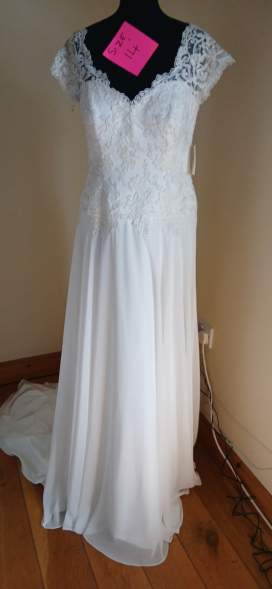 The size 14 fit ensures a flattering silhouette, while the clearance price makes it an affordable luxury. Don't miss out on this incredible deal!