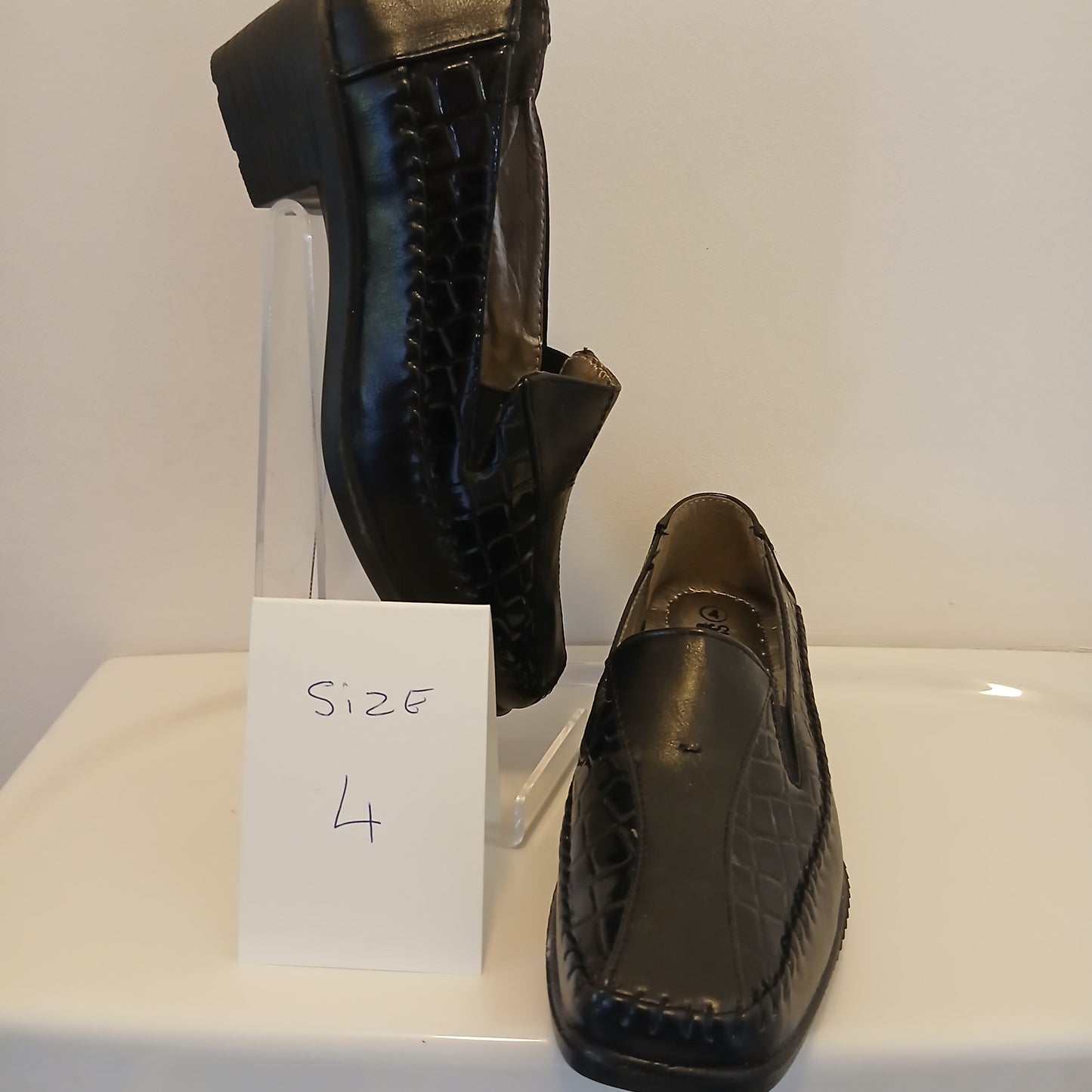 textured back shoe size 4