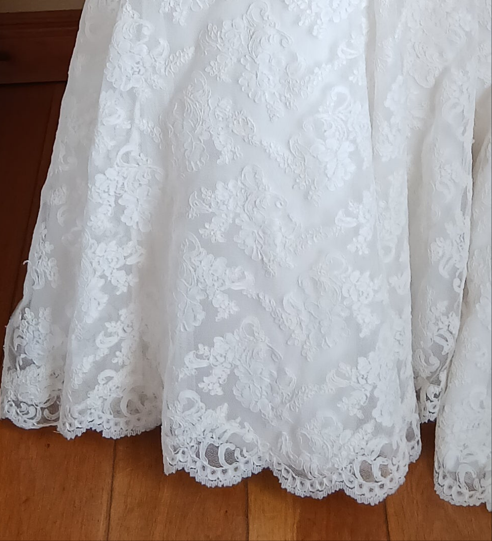 scalloped lace detail on train