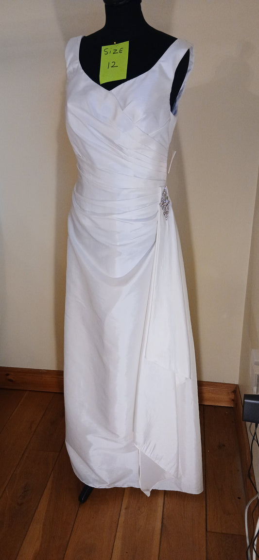 Step into the spotlight in our Wedding Dress Diamond, a mesmerizing blend of sparkling elegance and luxurious details. This exquisite piece is designed to accentuate the radiant beauty of the bride, making her feel like a true diamond on her special day. With its meticulous craftsmanship and dazzling jewel-toned straps and belt, this dress is a testament to the art of fine design. Whether you're walking down the aisle or dancing at the reception, this dress will make you shine brighter than any diamond.