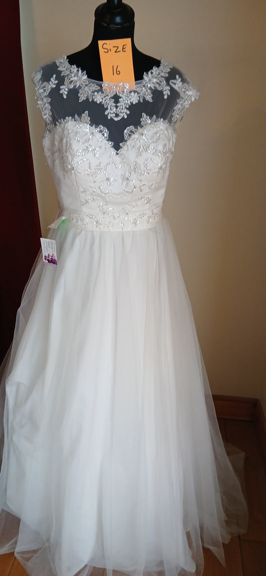  Wedding Dress Rachael size 16 ivory  features a beautiful beaded bodice that sparkles like diamonds in the light, paired with a full ballgown skirt