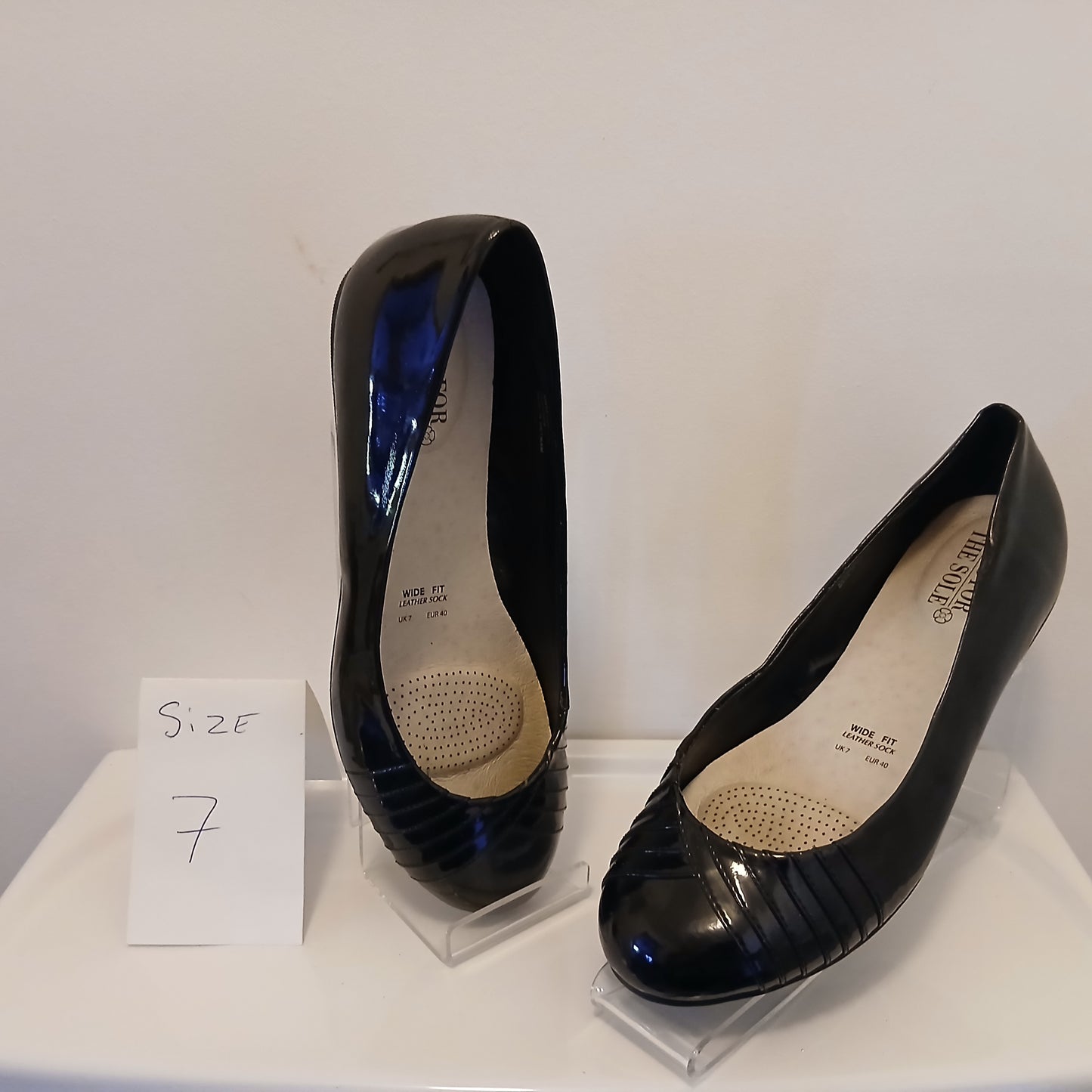 Size 7 wide fitting patent  pumps