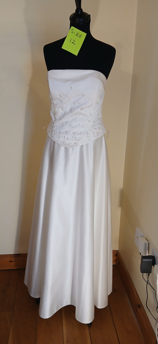  a size 12 in ivory. Made from high-quality satin,  features a corset back and no train.