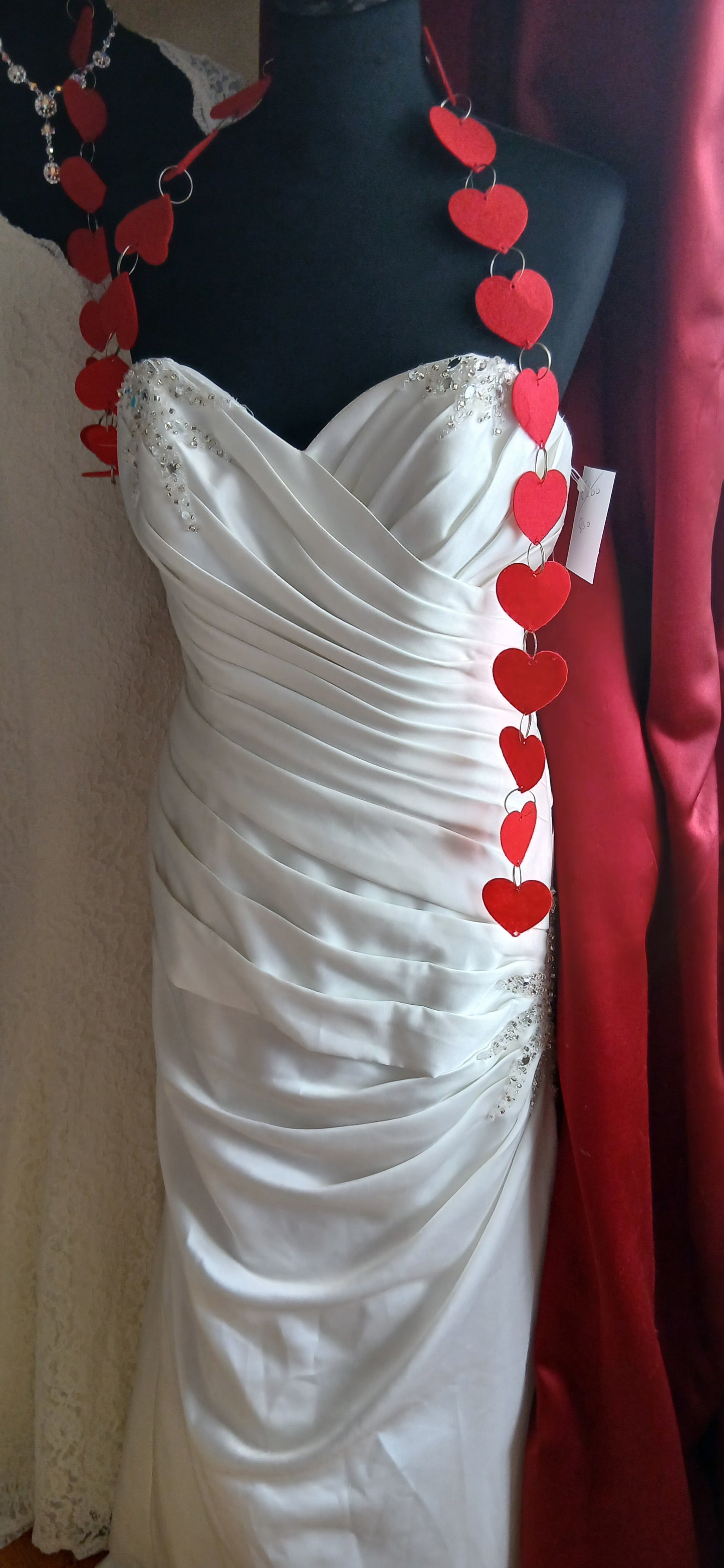  Valentine a Sweetheart satin dress size 14, small train button detail back zipper closure
Was €1400 now 800€ sale