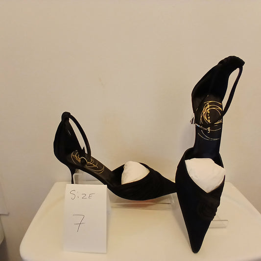 Black pleated shoe  size 7 low heel