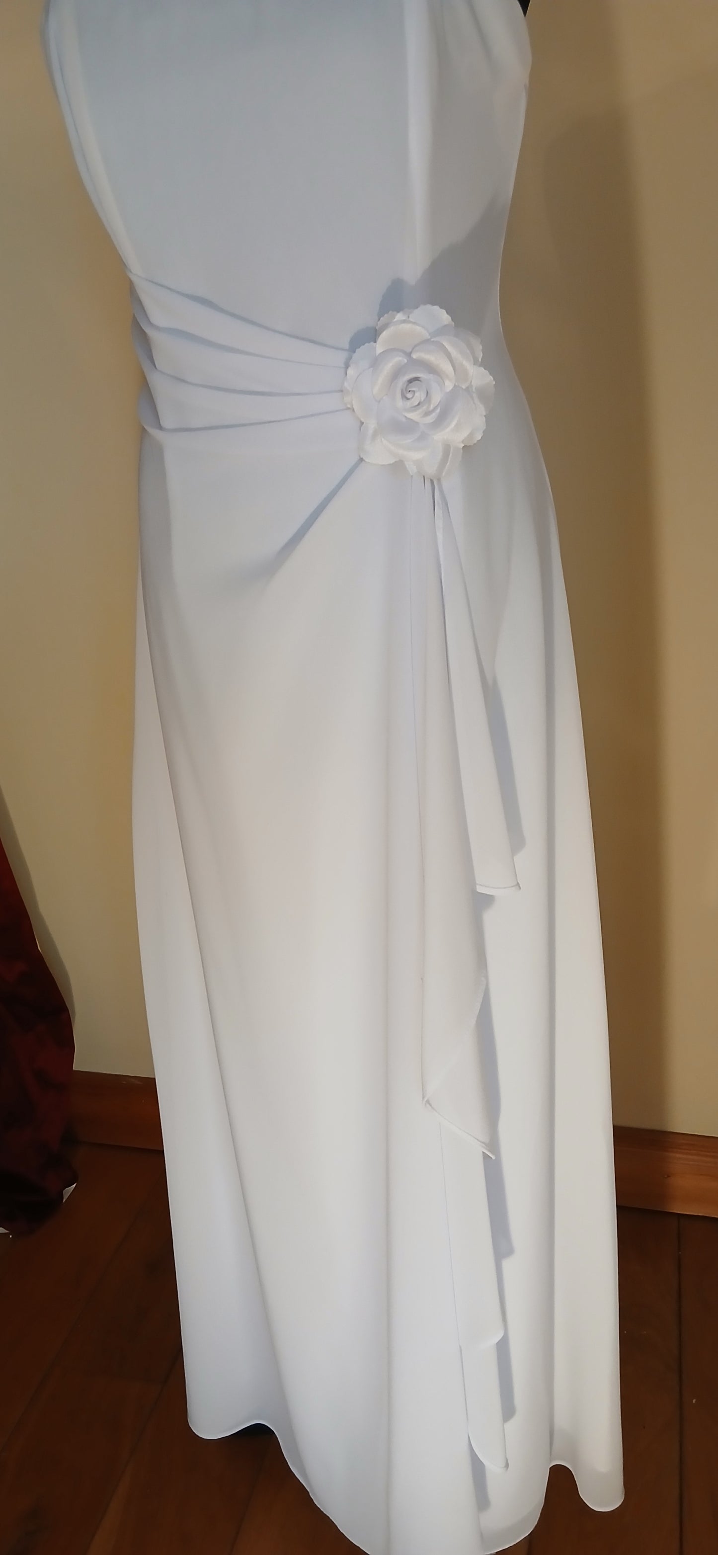This stunning wedding dress is a size 12 and is perfect for any bride-to-be. Made from lightweight material, it's ideal for weddings abroad or for those who want a more comfortable fit. The dress is a beautiful shade of white, perfect for that special day.
