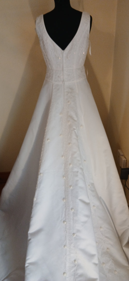 This exquisite wedding dress is a size 12 in ivory. It's a perfect blend of elegance and comfort,  Don't miss out on this stunning piece!