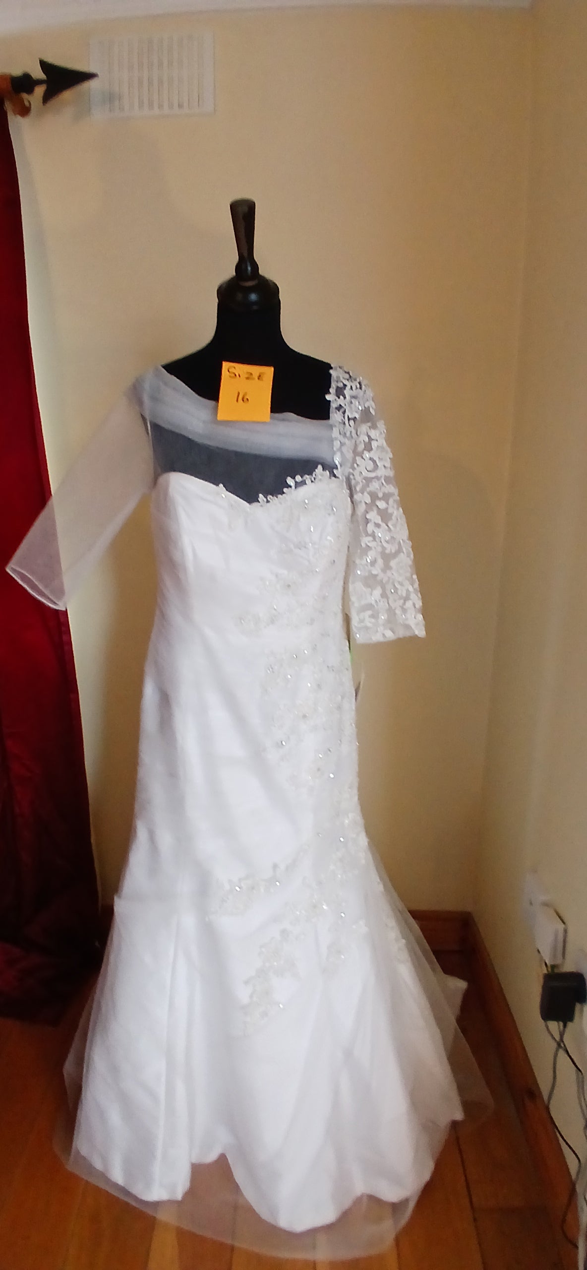  Anna is a size 16, featuring a beautiful ivory colour with intricate lace details. The dress has sleeves, 