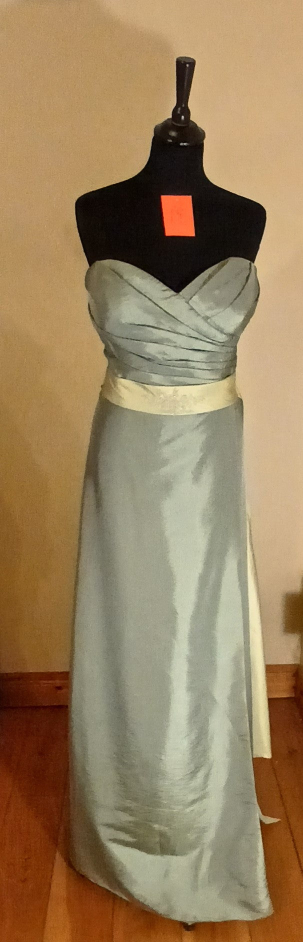 The dress features a flattering cut, accentuating your curves in all the right places. 