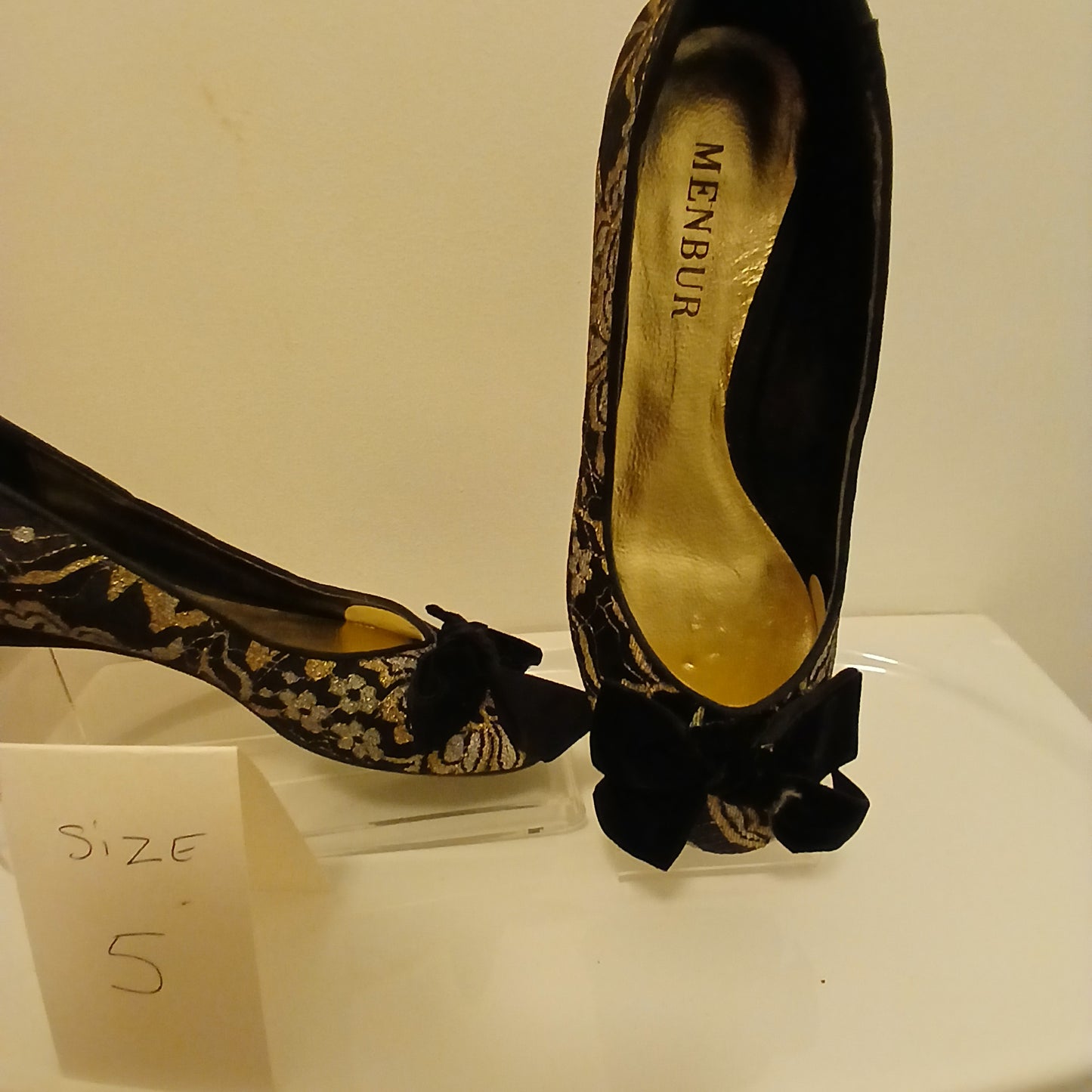 Size 5 Ballerina Flats in gold and black