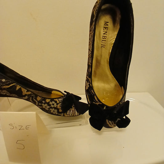 Size 5 Ballerina Flats in gold and black