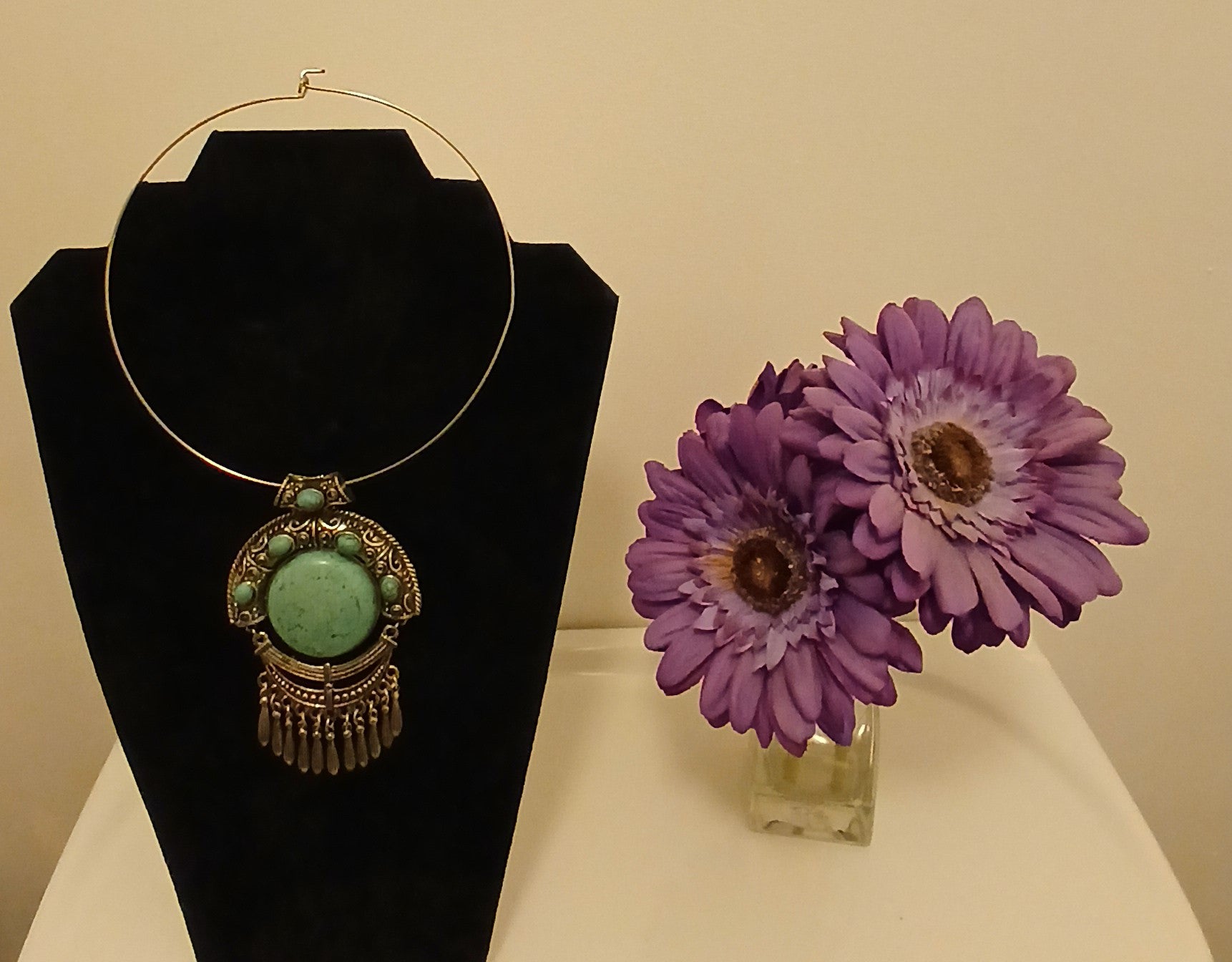 Experience the beauty of our Turquoise Silver Necklace, a statement piece that exudes a boho style. This necklace features a stunning combination of turquoise and silver, creating a unique and eye-catching design. Perfect for those who love to make a statement with their jewellery.