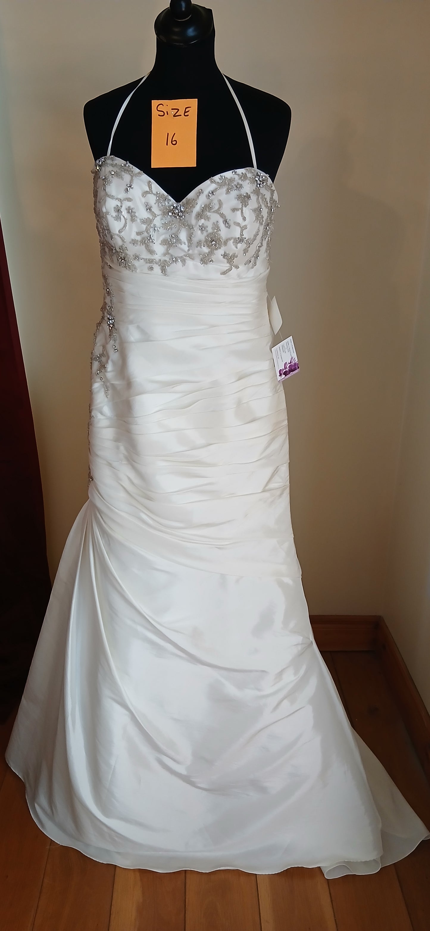  Wedding dress Laura. This exquisite size 16 ivory gown is a clearance sale treasure, offering unbeatable value for your dream wedding look. 