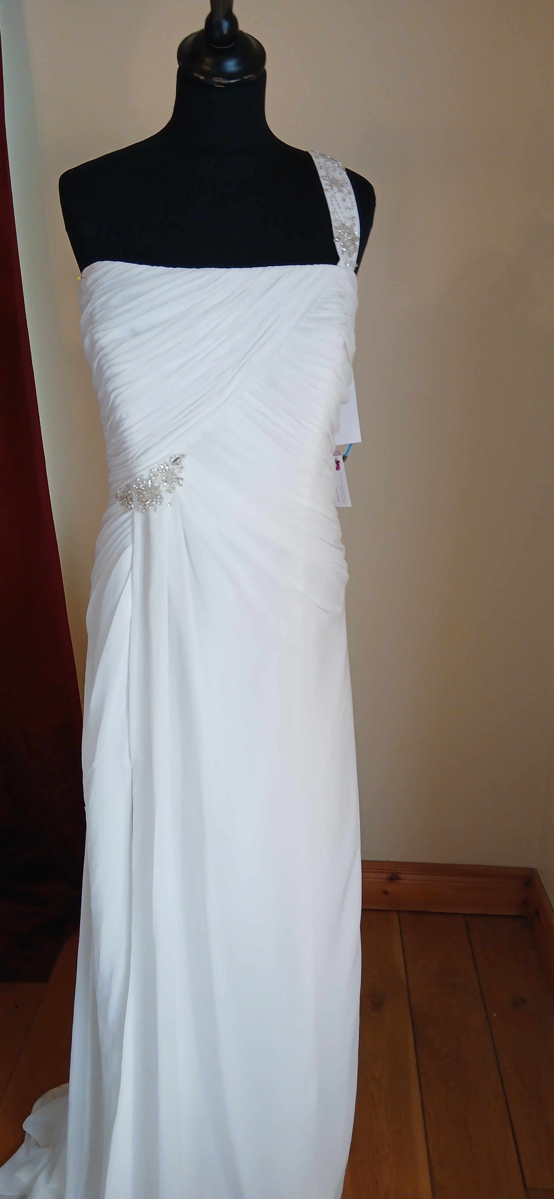  size 22 ivory wedding dress. This beautiful, floaty chiffon gown features a daring split up to the thigh and a beaded motif on one strap,