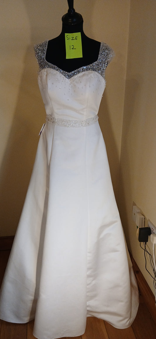 Wedding Dress Diamond, a mesmerizing blend of sparkling elegance and luxurious details.
