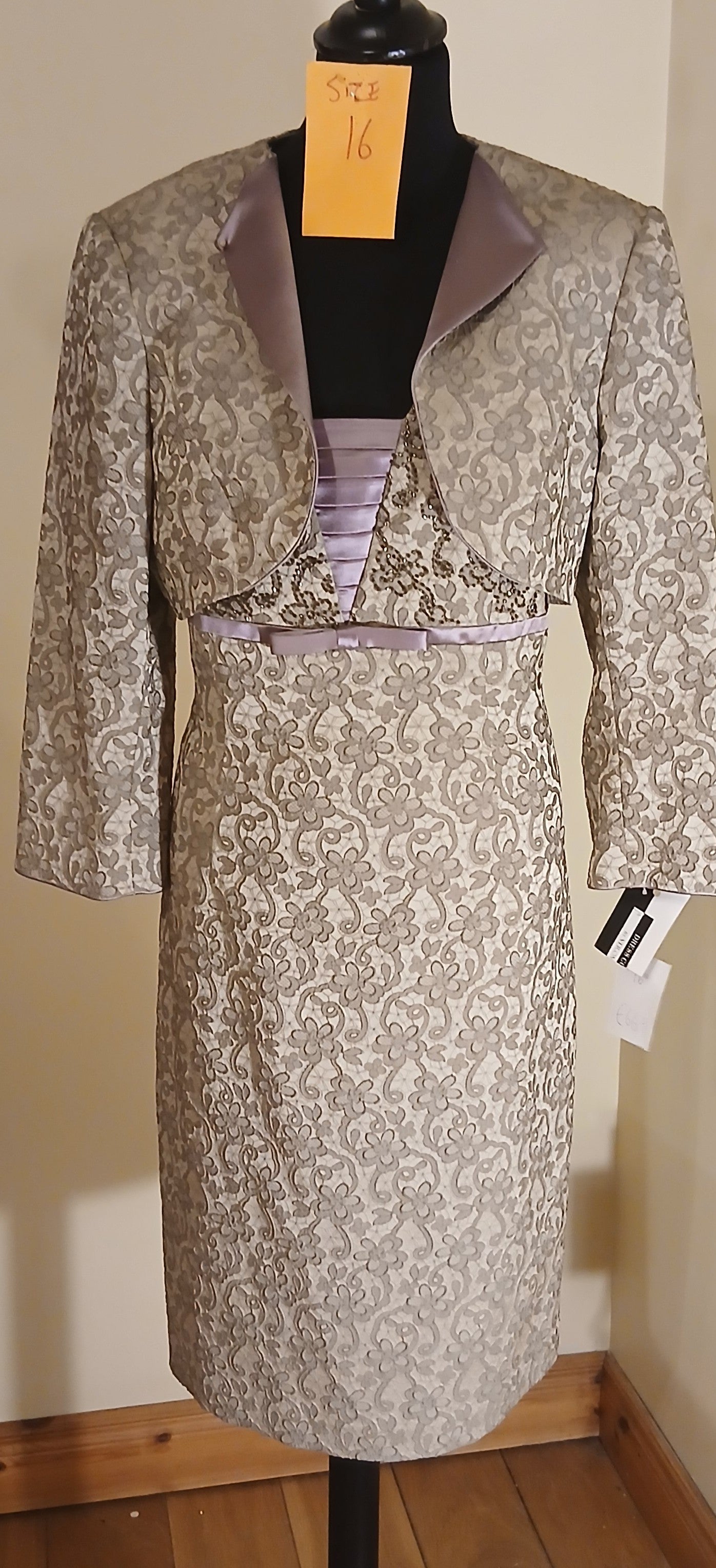 Make a lasting impression with our stunning size 16 Mother of the Bride and Groom outfit, expertly crafted by Veromia. This exquisite ensemble features a delicate lace dress with wide ribbon straps and a matching bolero jacket with 3/4 length sleeves.