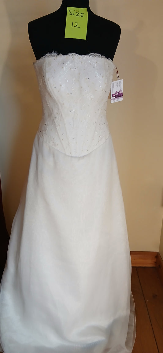 This enchanting gown is a masterpiece of flowing fabrics and dreamy romantic details. 