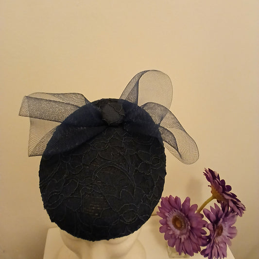 Fascinator marra,  navy pill box style hat