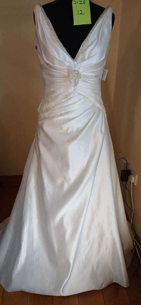 This stunning Satin V-Neck Wedding  Made from high-quality satin material, it features a beautiful V-neck design and comes in a perfect size 12. 