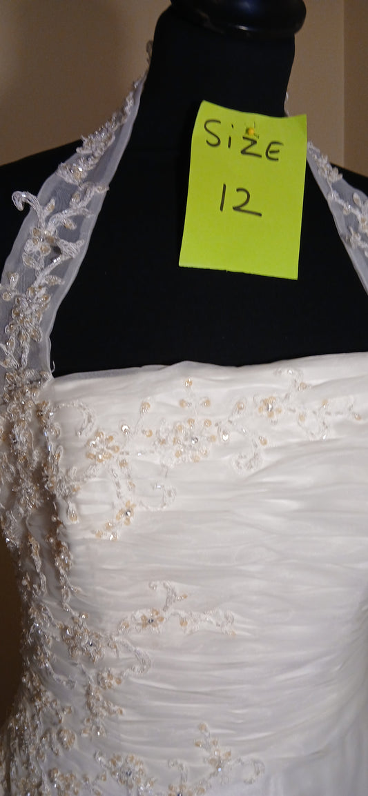 This exquisite wedding dress Gina is a size 12 in ivory on clearance sale